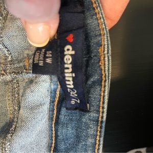 Jeans w/design on legs